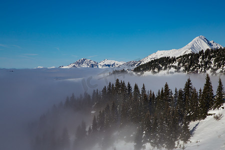 山上白雪覆盖，云雾缭绕