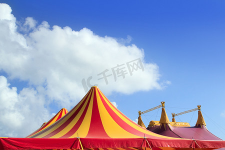 马戏团帐篷摄影照片_马戏团帐篷红橙黄条纹图案