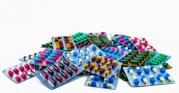 五颜六色的抗生素胶囊药丸分离在白色背景上与复制空间隔离的泡罩包装中。