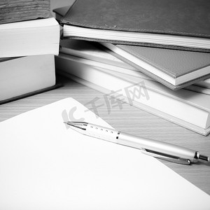空纸笔，书本黑白色调风格