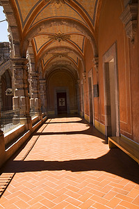 墨西哥克雷塔罗橙色庭院拱​​门