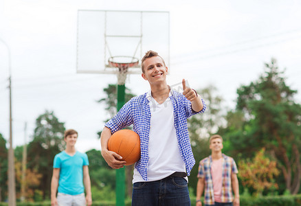 打篮球操场摄影照片_一群微笑的青少年打篮球