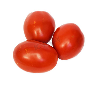 白色背景中的三个西红柿