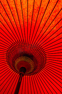 一把红色日本伞的低角度