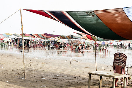 2019 年 1 月 10 日，印度孟买 Versova 海滩：海滩市场在新年期间挤满了游客和小贩，塑料和垃圾堆造成水污染。