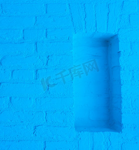 蓝色彩绘背景摄影照片_具有空框架开口的现代霓虹蓝色砖墙纹理背景