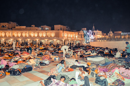 印度阿姆利则-2016 年 5 月 16 日：人们睡在印度阿姆利则锡克金庙的地板上。