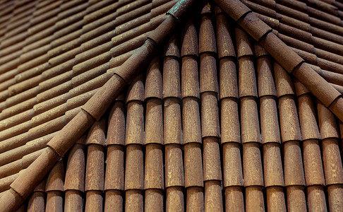 封面设计原创摄影照片_用木瓦覆盖的传统屋顶