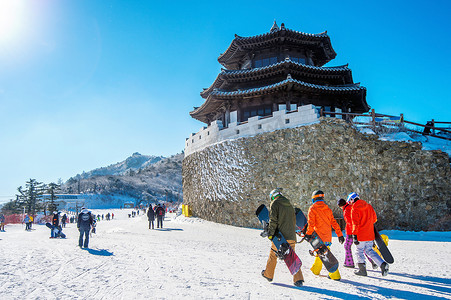 游客在韩国德裕山附近拍摄美丽的风景和滑雪