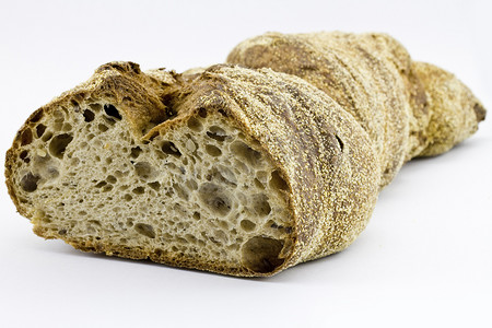 浅色背景中的新鲜德国面包