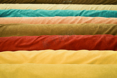在商店货架上制作丝绸和布料，在市场上制作丝绸，多色和多图案纹理背景。