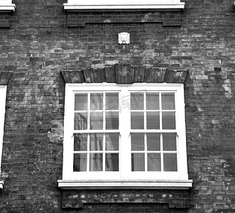 在欧洲伦敦旧红砖墙和历史窗口