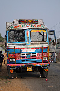 精美汽车摄影照片_印度西孟加拉邦 Kumrokhali 典型、色彩缤纷、装饰精美的公共交通巴士
