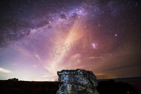 蓝山悬崖上方的星系