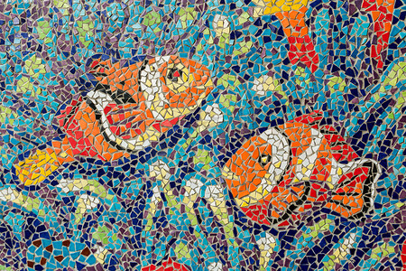 五颜六色的玻璃马赛克艺术造型鱼和抽象墙背景