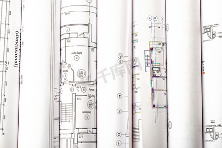在白色的建筑蓝图卷