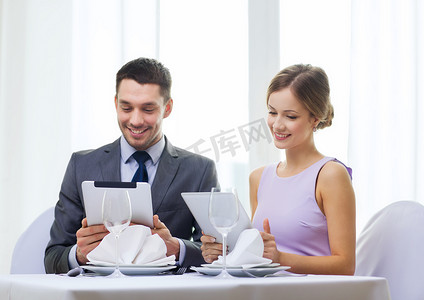 夫妇与餐厅的平板电脑上的菜单
