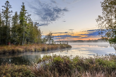 黎明时的朦胧秋河 - 加拿大安大略省