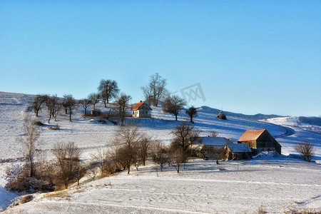 冬天农村摄影照片_一个冬天的冰冻晴天，在野生特兰西瓦尼亚山上。