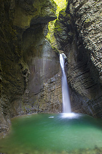 科兹亚克瀑布 (Slap Kozjak) 和科巴里德、朱利安阿尔卑斯山和斯洛文尼亚