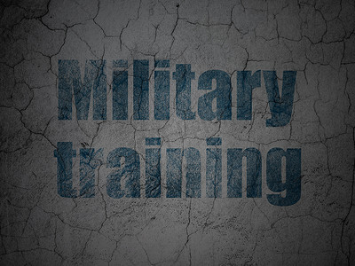 教育理念： 垃圾墙背景上的军事训练