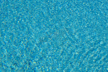 夏季炎热游泳的游泳池