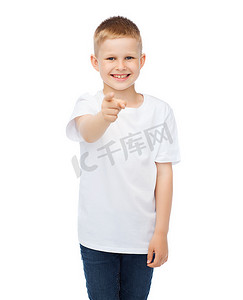 手势指着你摄影照片_穿着空白白色 T 恤的小男孩指着你