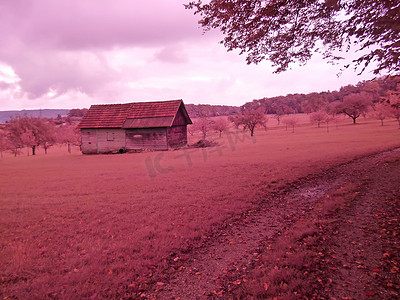 德国风景中旧谷仓的红外照片