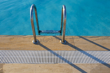 夏季炎热摄影照片_夏季炎热游泳的游泳池