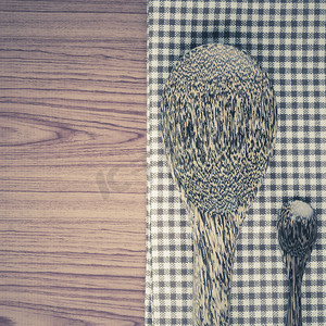 餐饮卡片摄影照片_木质背景中带勺子的厨房毛巾