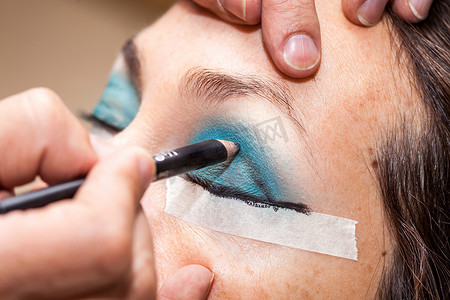 化妆师使用遮蔽胶带制作猫眼