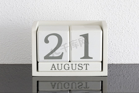 白色方块日历当前日期为 21 日和 8 月