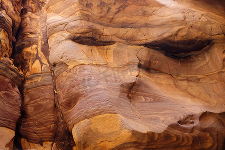 约旦 Wadi Mujib 峡谷的红色条纹岩石纹理
