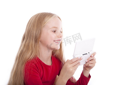 微笑着玩电脑游戏的年轻女孩