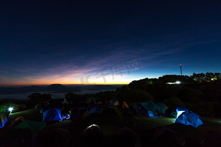 山上帐篷宿营地的早晨