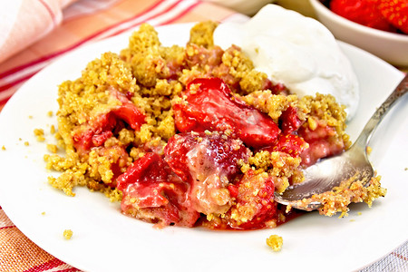 餐巾纸上用勺子将草莓碎放在盘子里