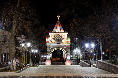 晚上在符拉迪沃斯托克 (Vladivostok) 的沙皇凯旋门。