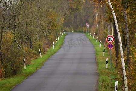 禁止车辆通行标志摄影照片_有交通标志和小树的乡下公路在边