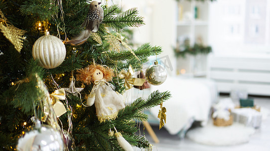 金色新年礼物摄影照片_圣诞装饰品、圣诞树、礼物、金色新年