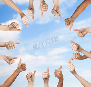 人类的手围成一圈竖起大拇指