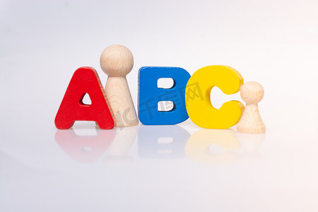 ABC 和人的木小雕像作为家庭概念