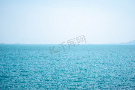美丽的蓝色大海。