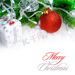 圣诞装饰与红球、 绿色冷杉分支和雪中的白灯。