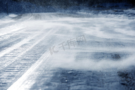 暴风雪国画摄影照片_冰路飘雪