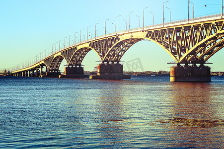 大型电机摄影照片_横跨水库的大型电机桥