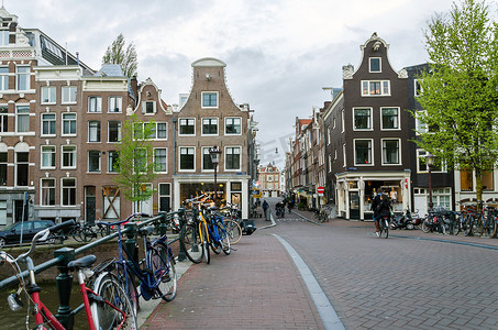 荷兰阿姆斯特丹-2015 年 5 月 7 日：阿姆斯特丹市的荷兰人