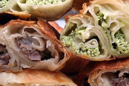 泡芙塔摄影照片_Burek（馅饼配肉、奶酪或菠菜）是传统的巴尔干美食