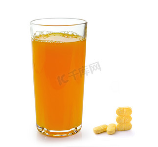 全杯橙汁和维他命 C 药片在惠特上分离