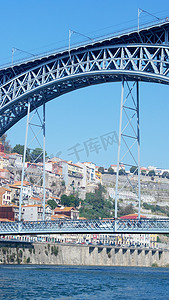 亮金色建筑摄影照片_Dom Luiz 桥，波尔图，葡萄牙