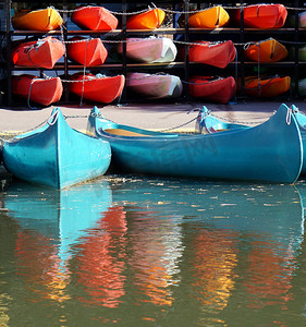 红色皮划艇前的亮蓝色独木舟